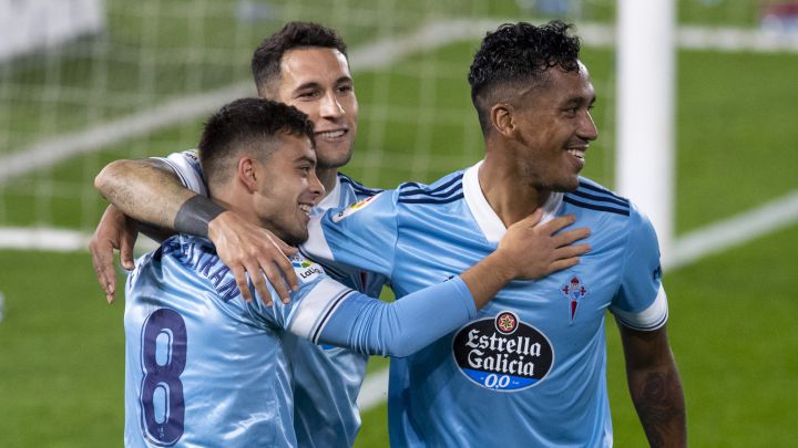 Renato Tapia felicita a Fran Beltrán por su tanto ante el Granada en presencia de Hugo Mallo