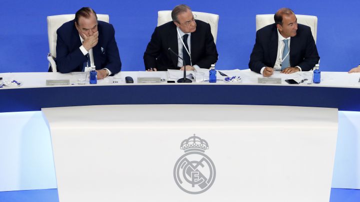 El vicepresidente primero, Fernando Fernández Tapias; el presidente, Florentino Pérez; y el vicepresidente segundo, Eduardo Fernández de Blas, en la Asamblea de Socios Representantes del Real Madrid de 2018.