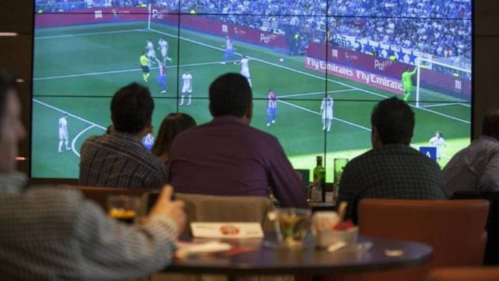 LaLiga gana once juicios contra locales que daban fútbol pirata