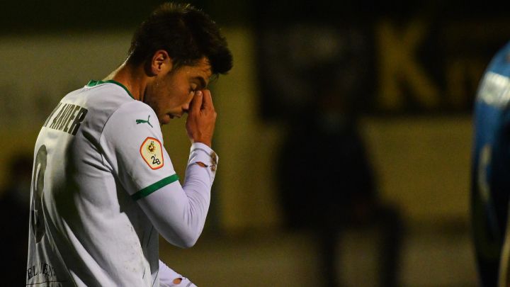 La plantilla del Racing queda confinada tras el positivo de Jon Ander