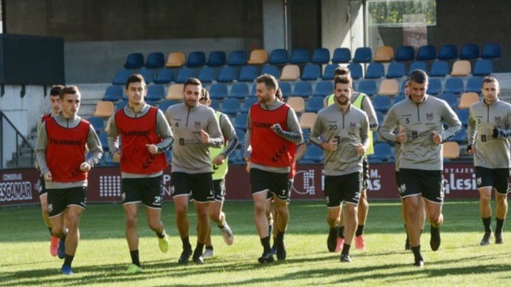 Los jugadores del Pontevedra, en un entrenamiento en Pasarón.