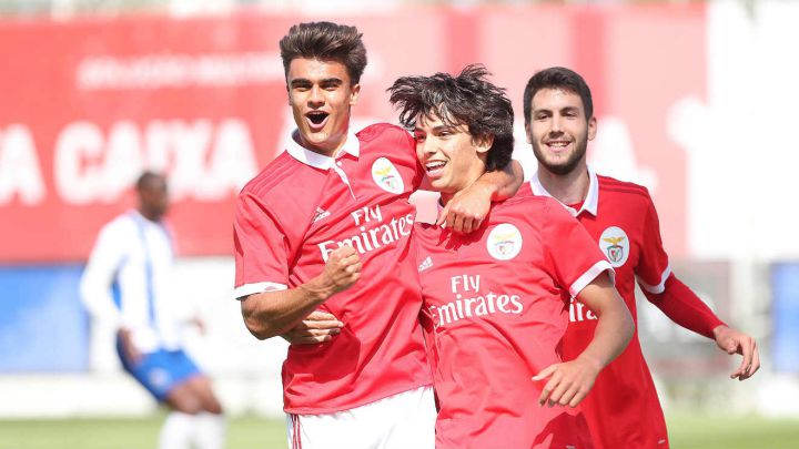 Jota y João Félix, con el juvenil del Benfica.