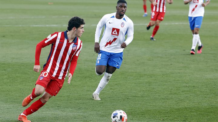 Camello controla el balón contra el Rayo Majadahonda.