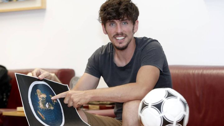 Dimite el presidente del primer club de fútbol terraplanista