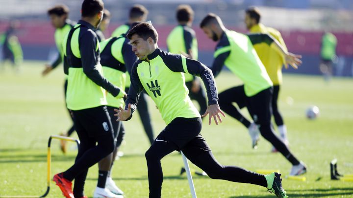 Los jugadores del Granada durante un entrenamiento.