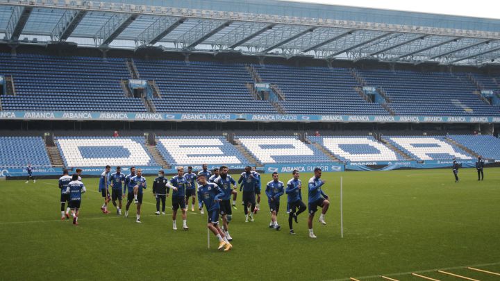 La plantilla del Deportivo, entrenándose en Riazor.