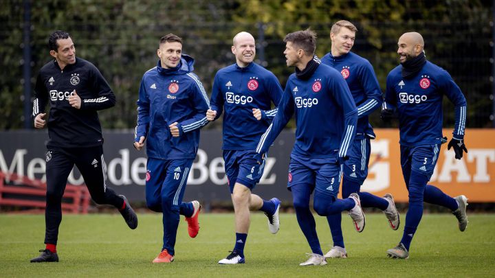Dusan Tadic, Davy Klaassen, Klaas Jan Huntelaar, Perr Schuurs and Sean Klaiber calentando.