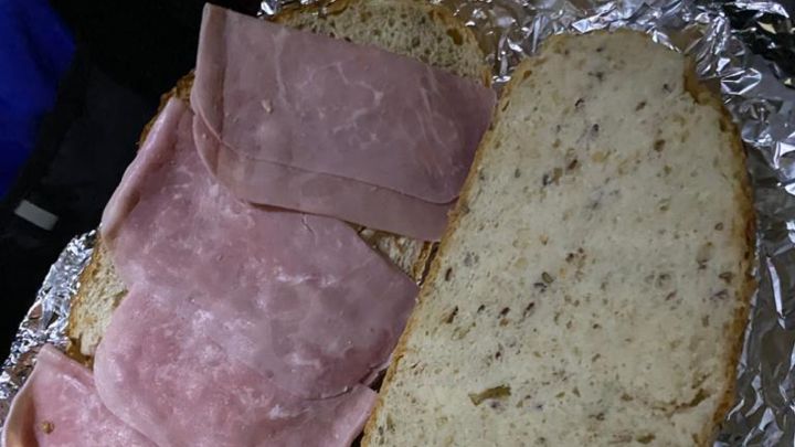 Comida para las jugadoras del Rayo durante el viaje de Valencia a Madrid tras el Levante-Rayo de la Primera Iberdrola.