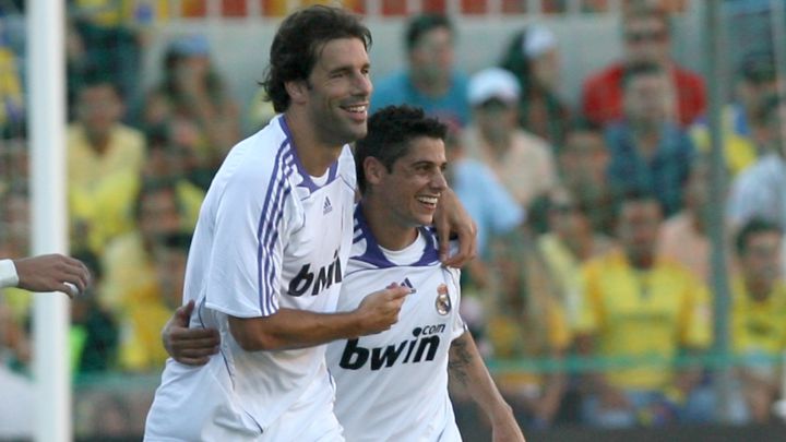 Cicinho y Van Nistelrooy, en 2007.