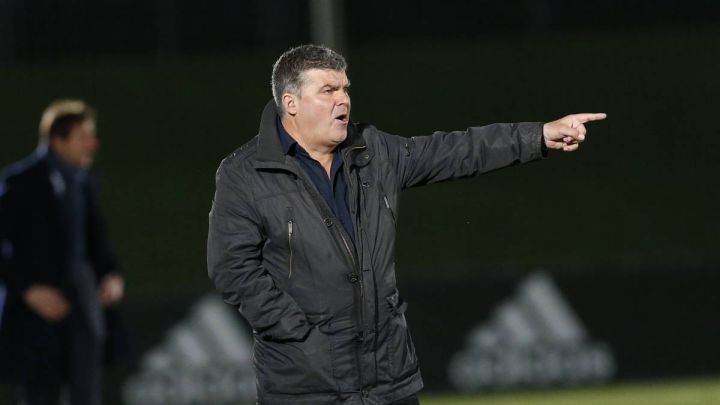 El entrenador vallisoletano Onésimo Sánchez da indicaciones durante un partido del Celta B.