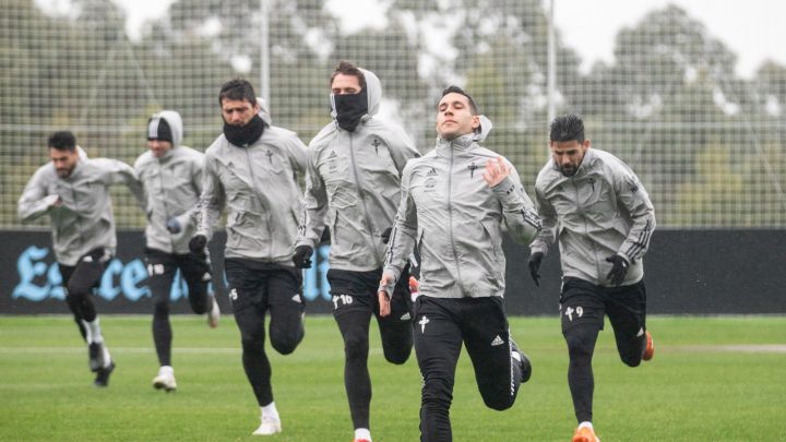 Hugo Mallo corre delante de Jorge Sáenz, Okay Yokuslu y Nolito durante un entrenamiento del Celta.