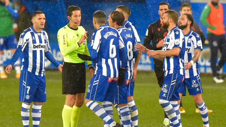 El Alavés ve difícil celebrar su centenario ante el Liverpool