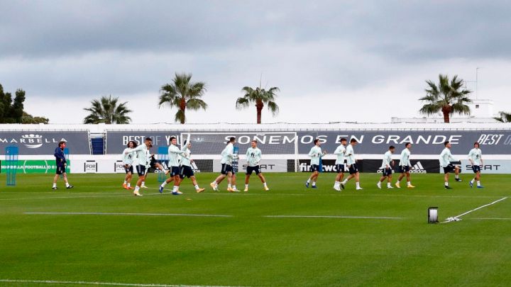 La selección Sub-21, entrenando en Marbella.
