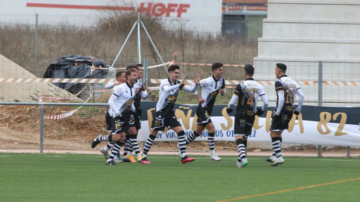 La Guardia Civil denuncia a varios jugadores de Unionistas por celebrar una fiesta ilegal
