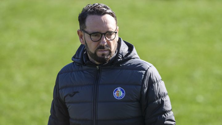 Bordalás, con gesto reflexivo, en un entrenamiento de esta semana en el Coliseum.