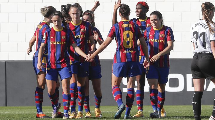 Las jugadoras del Barça celebran un gol ante el Valencia.