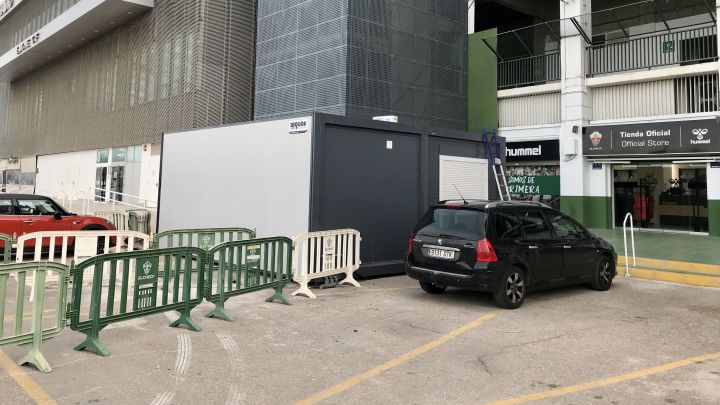 Una de las dos casetas donde podrán ducharse los jugadores, en el Martínez Valero, después de los partidos.