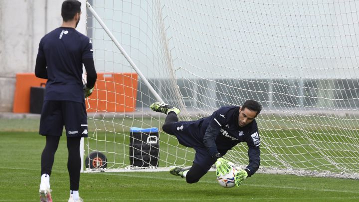 El Betis dio su lista contra el Villarreal y en ella entran Aissa Mandi y Juanmi Jiménez, pero no así Claudio Bravo aunque lleva algunos días en el grupo.