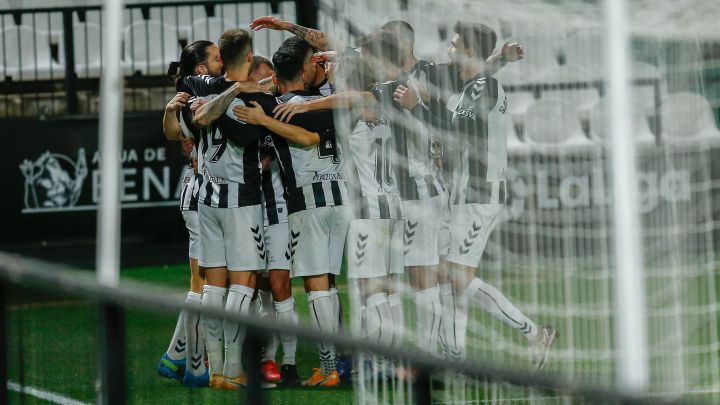 Los jugadores del Castellón celebran un gol