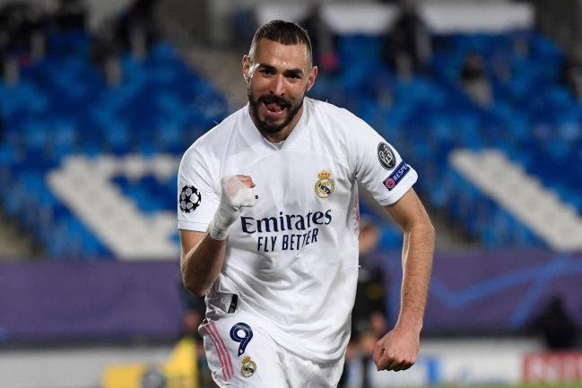 Benzema celebra su segundo gol al Borussia Mönchengladbach.