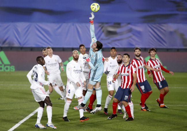 Courtois desbarata una ocasión del Atlético de Madrid en el derbi.