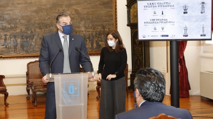 Fernando Vidal junto a la alcadesa Inés Rey en la presentación del Teresa Herrera..