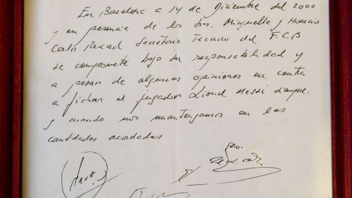 La servilleta famosa enmarcada es propiedad de horacio Gaggioli, quien fuera el agente y tercer firmante de la misma.