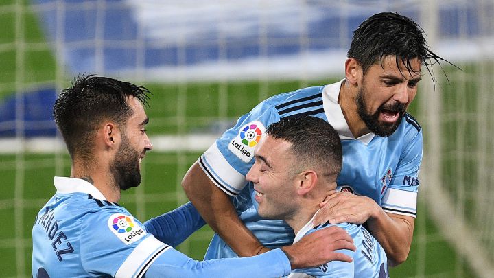 Nolito y Brais Méndez felicitan a Iago Aspas tras el tanto marcado de penalti por el delantero del Celta ante el Cádiz.