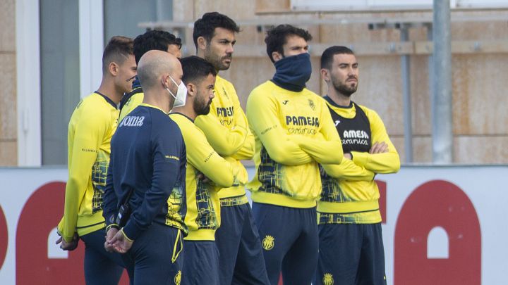 Iborra acude a la sesión se entrenamiento y recibe el cariño del grupo