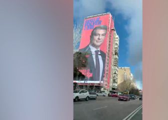 Laporta cuelga una pancarta gigante a escasos metros del Santiago Bernabéu