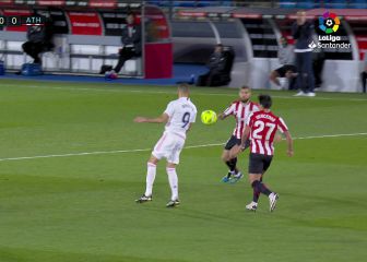 Benzema hace lo que quiere: Ahora da pases con la espalda