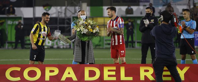 Virginia Torrecilla, futbolista del Atlético Femenino, realizó el saque de honor.