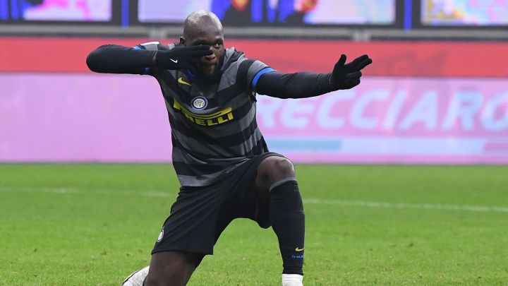 El Inter sufre, pero tumba al Nápoles y se acerca al Milán
