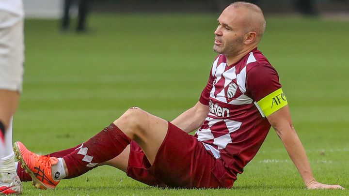 Iniesta, operado en Barcelona, tardará 4 meses en recuperarse