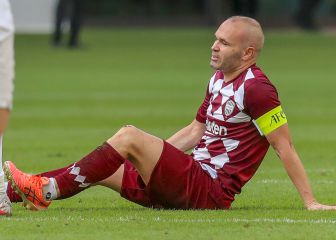 Iniesta se rompe y regresa a España para operarse