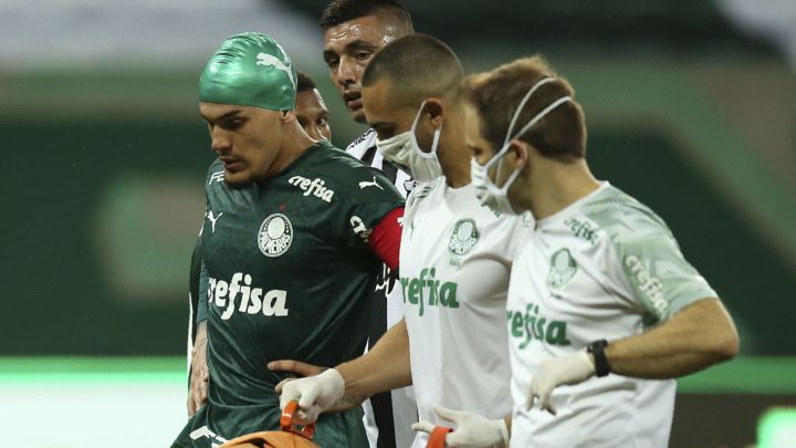 Gustavo Gomez, del Palmeiras, con una protección en su cabeza tras haber sufrido un durísimo choque con Antonio Bareiro, del Libertad paraguayo, durante el partido de Copa Libertadores que ambos equipos disputaron la pasada madrugada.