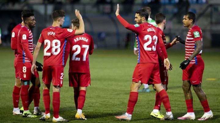 Kenedy y Molina dan el pase al Granada ante un orgulloso San Juan