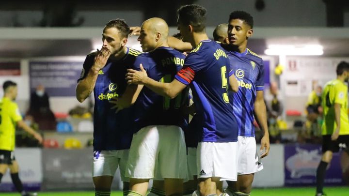 Garrido, Pombo y Lozano felicitan a Malbasic tras su gol.