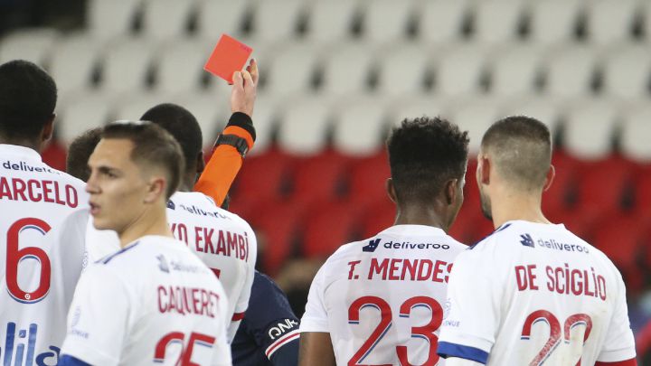 Thiago Mendes, suspendido tres partidos por su entrada a Neymar