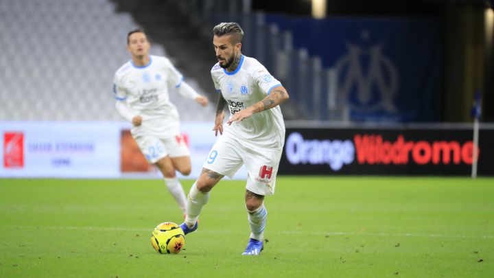 Benedetto conduce el balón durante el partido contra el Reims.