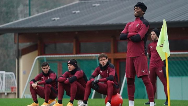 Leao, durante un entrenamiento con sus compañeros en Milanello.