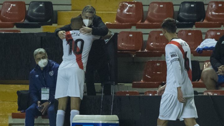 Bebé se abraza al doctor Beceiro, dedicándole su gol.