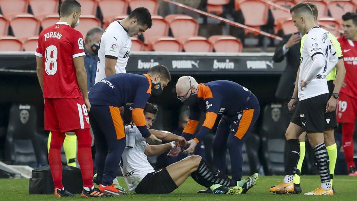 Sin fichajes y con 7 bajas, el Valencia no puede