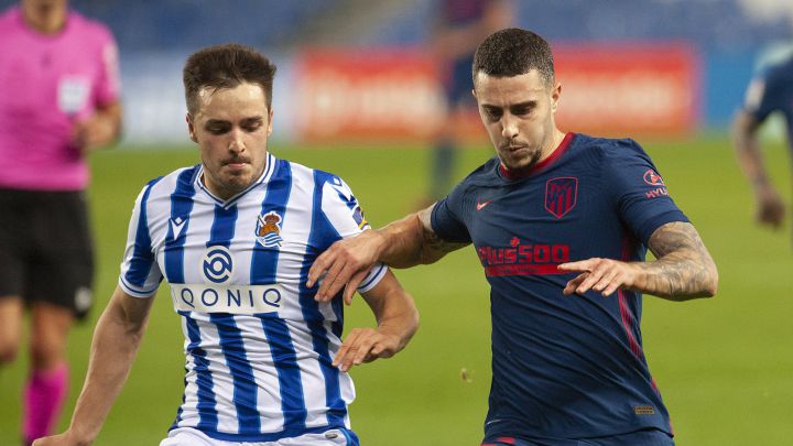 Hermoso ante Gorosabel durante el Real Sociedad-Atlético.