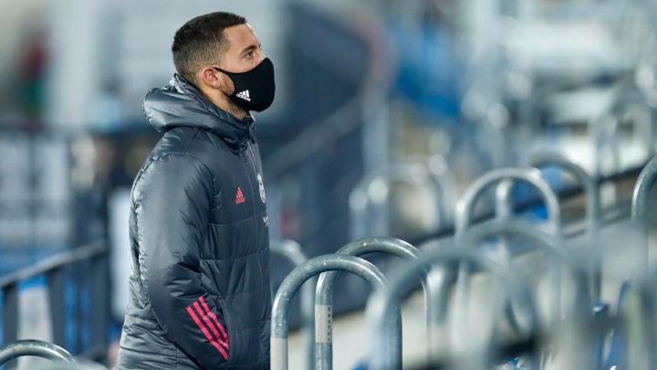 Eden Hazard se encamina hacia su lugar en la grada del Alfredo Di Stéfano.