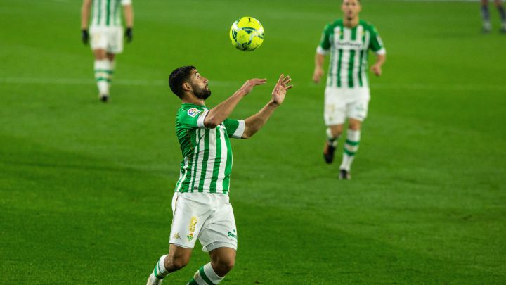 El técnico del Betis Manuel Pellegrini tiene un dilema on Nabil Fekir y Guido Rodríguez, apercibidos, pues tras el Levante llega el derbi ante el Sevilla.