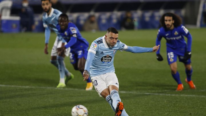Iago Aspas lanza el penalti contra el Getafe ante la mirada de Cucurella, Djené y Brais Méndez.