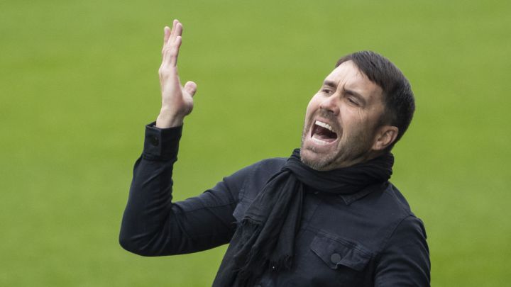 El entrenador argentino Eduardo Coudet se lamenta durante el partido entre el Celta y el Alavés.
