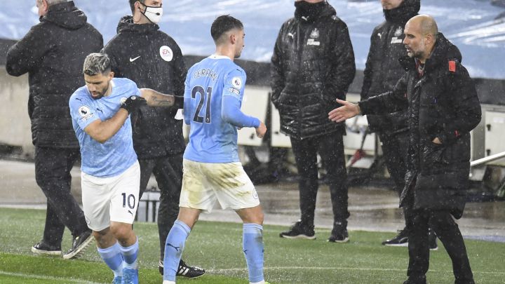 Manchester (United Kingdom), 26/12/2020.- Manchester City's Ferran Torres (C) is substituted by Manchester City's Sergio Aguero (L) during the English Premier League soccer match between Manchester City and Newcastle United in Manchester, Britain, 26 December 2020. (Reino Unido) EFE/EPA/Peter Powell / POOL EDITORIAL USE ONLY. No use with unauthorized audio, video, data, fixture lists, club/league logos or 'live' services. Online in-match use limited to 120 images, no video emulation. No use in betting, games or single club/league/player publications.