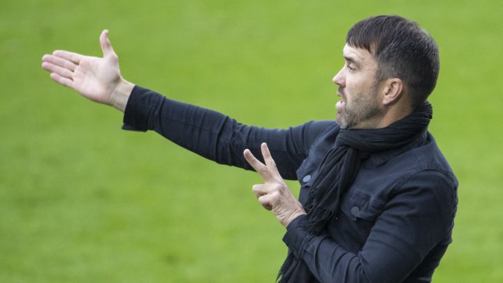 Eduardo Coudet da indicaciones a sus jugadores durante el partido disputado en Balaídos ante el Alavés